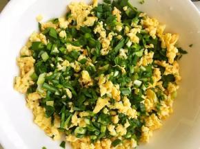 将韭菜末和鸡蛋在大碗中拌匀