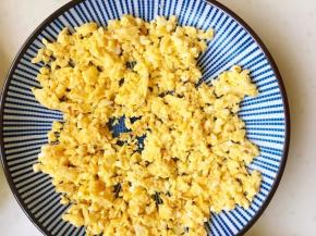 平铺在盘中晾凉