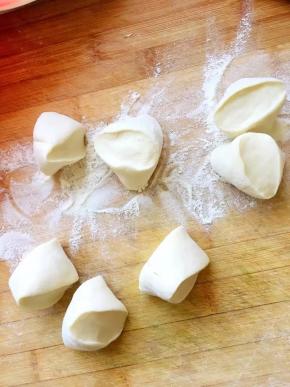 将醒好的面揉一下，切成大点的剂子