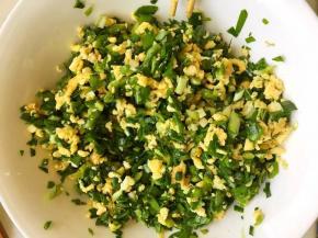 加入老油、十三香和盐拌匀，馅就调好了