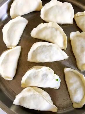 平底锅中抹少许油，将合子放入，中间间隔些空隙防粘，小火烙