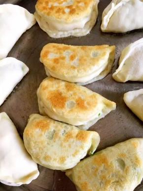 一面烙至金黄后翻面烙另一面