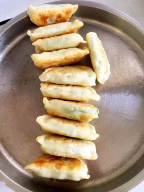 另一面也烙好后将合子竖起来将两个边也烙一下