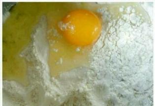 加入淀粉，面粉，鸡蛋，盐