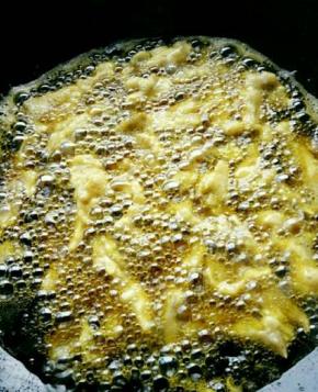 锅内加油烧热，把平菇放入进去炸，炸至表面金黄捞出，然后再快速复炸一遍即可