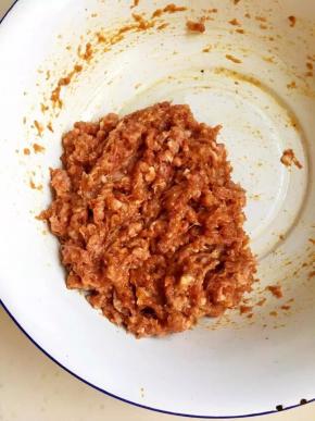 肉馅中加入盐、料酒、十三香、酱油和油拌匀腌制半小时