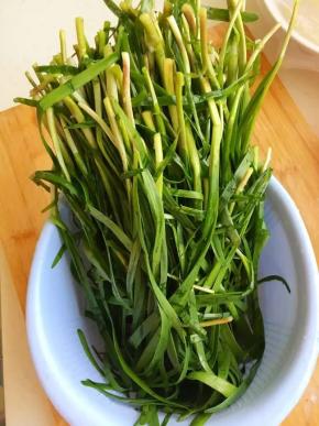 韭菜择洗干净控干水分