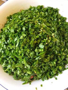 切成碎末倒入肉馅中