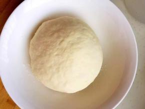 面粉加适量水和成光滑的面团，盖上保鲜膜醒半小时