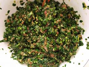 将肉馅与韭菜混合拌匀