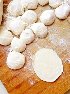 将面团取出揉匀后切成小剂子，擀成薄皮