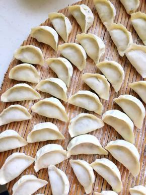 依次包好其余的放在洒了干粉的锅拍上