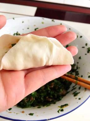 取一个包上馅，捏一下中间，再分别捏好两边，一个水饺就包好了