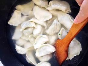 锅中放半锅水，水烧开后放入水饺，用铲子沿锅边和底部将水饺轻轻翻动一下，防止粘锅和互相粘连