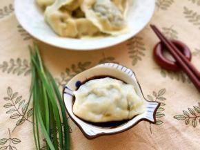 用漏勺将水饺捞出，蘸了醋开吃吧！