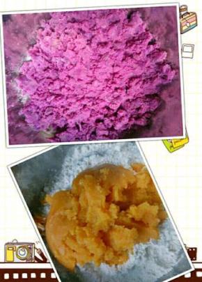 然后分别用勺子压成泥，加入面粉，温水，酵母粉搅拌成团