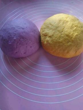 揉成光滑的面团 ，在温暖出发酵至两倍大