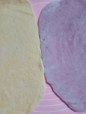 分别取一团面粉，用擀面杖擀成薄片，然后重叠 在一起