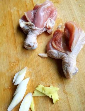 鸡腿洗净用刀在肉多的一头切几刀，葱姜切片