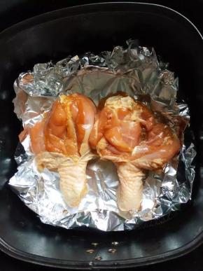 取出鸡腿放入空气炸锅烤篮中，设置200度10分钟