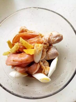 将其余的料放入鸡腿中腌制半小时