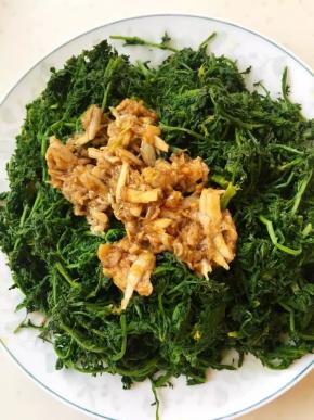 将米米蒿散开，大的切成段，上面淋上碗汁拌匀即可