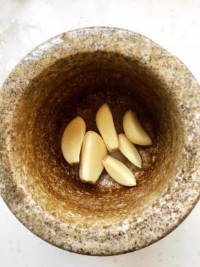 蒜放入蒜臼中捣成泥