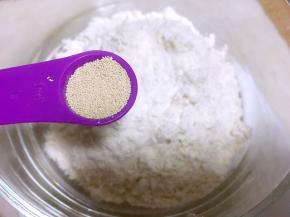 提前一晚先做酵头，将酵头所有材料倒入保鲜碗内