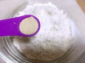 提前一晚先做酵头，将酵头所有材料倒入保鲜碗内