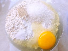 将高筋面粉、酵母、盐、糖、一颗鸡蛋倒入盆内