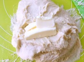 加入黄油，继续揉均匀