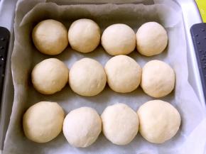 我用的阳晨方型烤盘，烤盘垫油纸，将面团整理成圆形，放在烤盘上二次发酵