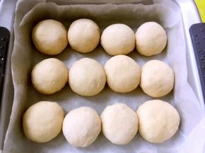 我用的阳晨方型烤盘，烤盘垫油纸，将面团整理成圆形，放在烤盘上二次发酵