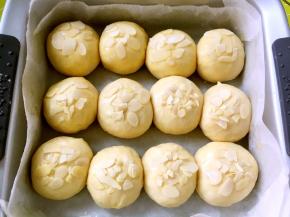 当面团发酵至两倍大，在表层均匀的刷上一层全蛋液，在撒点杏仁片