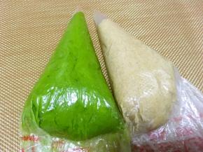 将两份面糊分别装入一次性裱花袋，之后再用剪刀剪出一个小口，烤箱预热180度