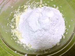 加入杏仁粉跟盐，过筛低筋面粉，用刮棒切拌均匀