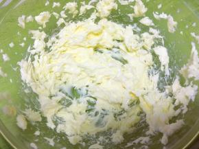 黄油软化打发至稍稍蓬松状态