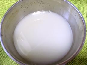 牛奶加砂糖隔水加热至砂糖融化，放冷水中凉透备用