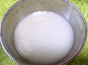 牛奶加砂糖隔水加热至砂糖融化，放冷水中凉透备用