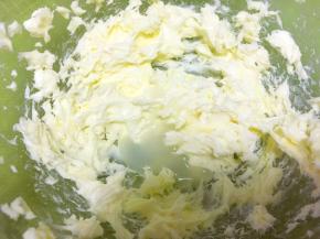 分次加入一点点牛奶砂糖水，打发均匀