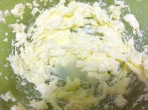 分次加入一点点牛奶砂糖水，打发均匀