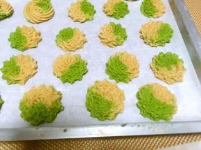 再准备一个大的裱花袋，放入8齿裱花嘴，将两个颜色的裱花袋均匀的装入大裱花袋内，垂直挤出大小均匀的花朵