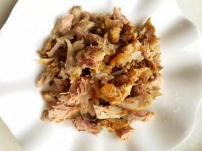 剔出骨头上的肉用手撕成小块