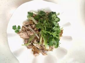 摆放在肉上，加入芝麻油和醋