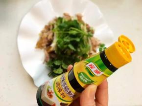 倒入家乐海味点蘸鲜露拌匀即可