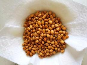 8、倒到厨房纸上吸干表面油份，晾凉后就很酥脆了