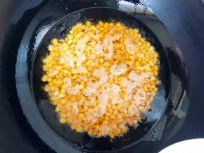 4、锅中倒入油，加热至将手放到油上方感觉到油温时将黄豆倒入锅中