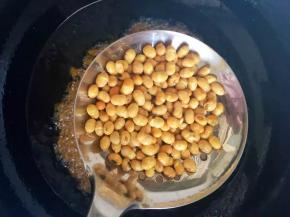 5、小火慢炸到表面微黄后捞出