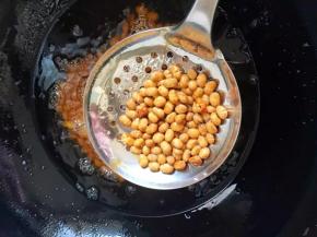 7、炸到表面金黄后捞出