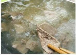 烧一锅开水，水开后下入猪肝煮熟